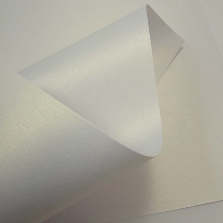 Дизайнерская бумага Белый перламутр с золотым отливом, А4, плотность 290 гр/м2